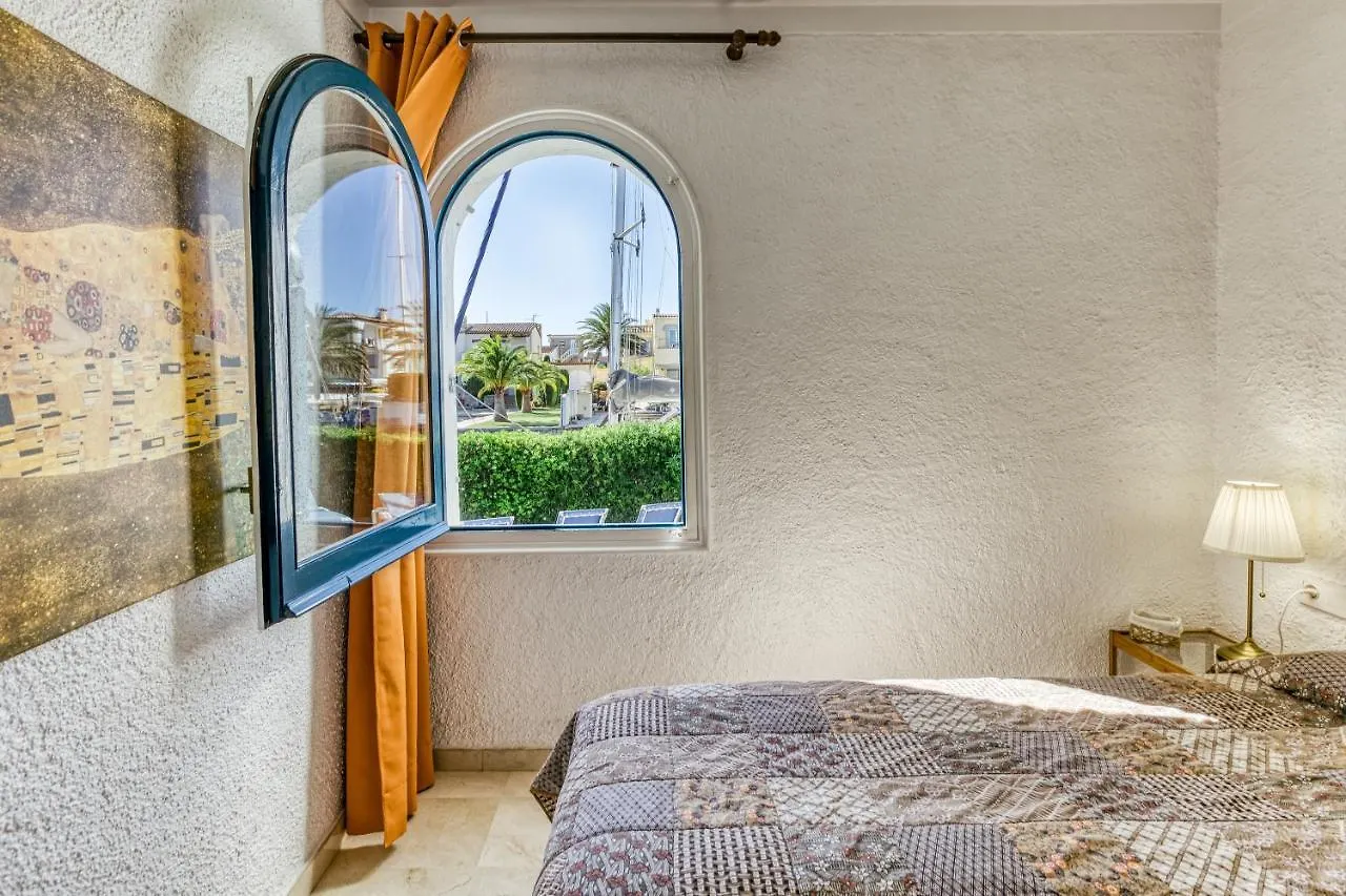 Art- Apartamentos Revilla Tacke H Empuriabrava 0*,  Španělsko